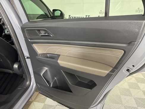 Used 2021 Volkswagen Atlas Cross Sport SE w/ Panoramic Sunroof Package image 25