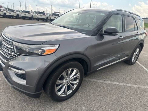 Used 2022 Ford Explorer Limited w/ Equipment Group 301A RWD image 2