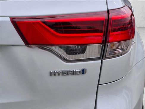 Used 2017 Toyota Highlander Limited AWD/4WD image 4