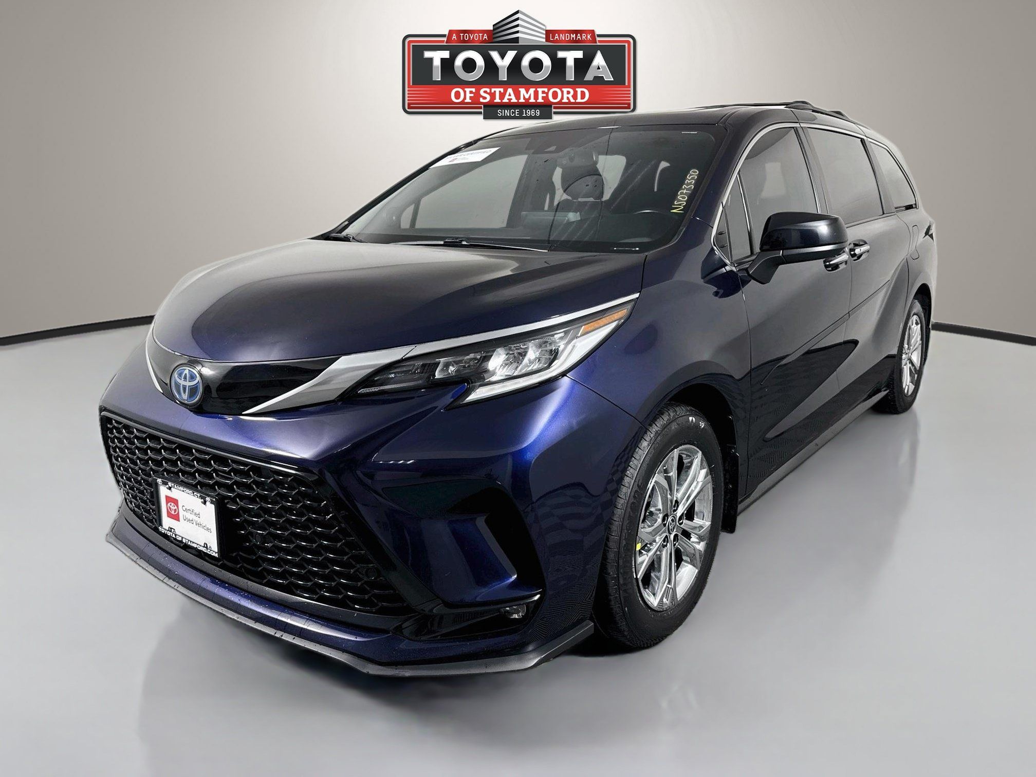 Used 2022 Toyota Sienna XSE w/ XSE Plus Package AWD/4WD image 3