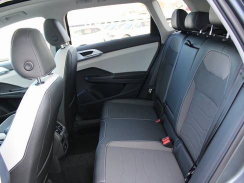 Certified 2025 Volkswagen Taos SE image 19