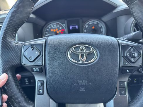 Used 2018 Toyota Tacoma TRD Off-Road w/ Technology Package image 12