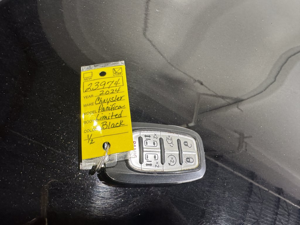 Used 2024 Chrysler Pacifica Limited FWD image 49