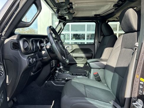 Used 2021 Jeep Gladiator Sport image 7