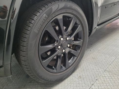 Used 2017 Jeep Grand Cherokee Altitude RWD image 31