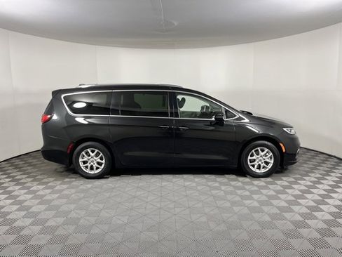 Used 2021 Chrysler Pacifica Touring-L image 8