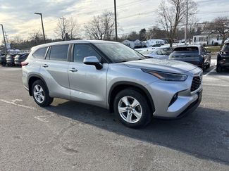 Used 2023 Toyota Highlander LE video 2