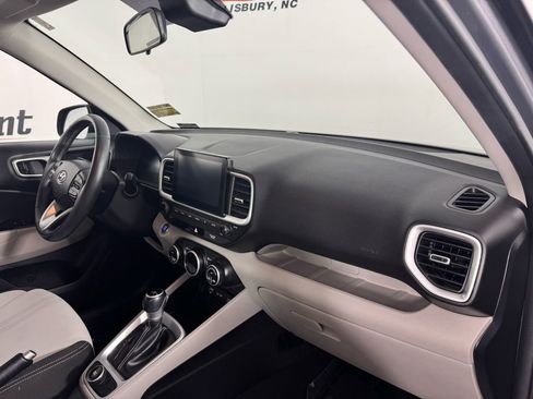 Used 2024 Hyundai Venue SEL image 32