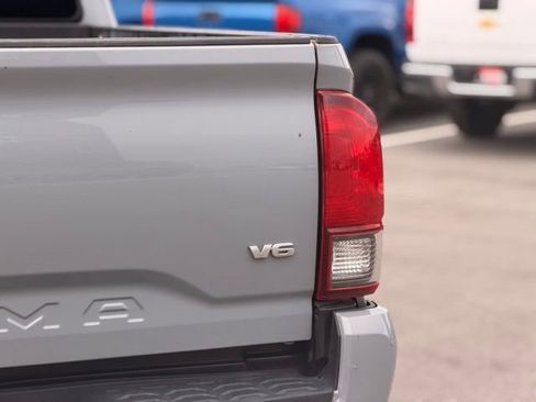 Used 2019 Toyota Tacoma TRD Sport AWD/4WD image 11