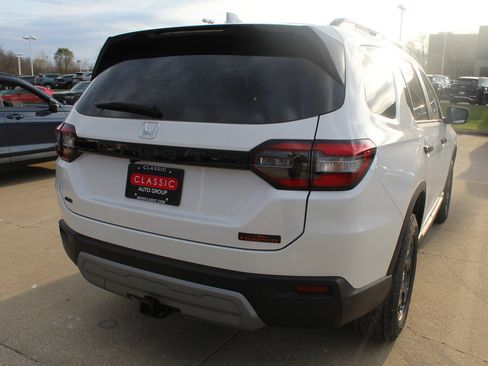 New 2025 Honda Pilot TrailSport image 4