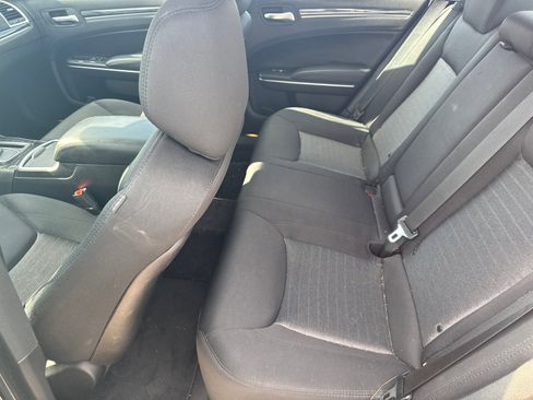 Used 2018 Chrysler 300 Touring w/ Chrome Appearance Package image 20