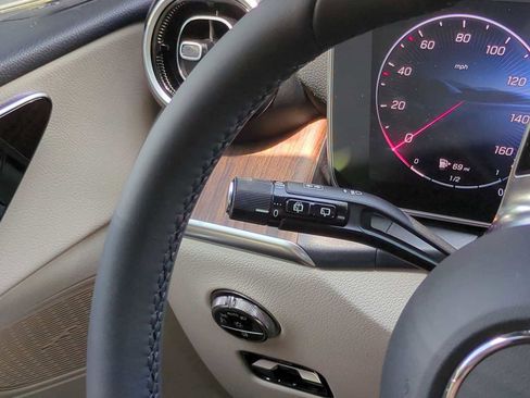 Used 2025 Mercedes-Benz GLC 300 4MATIC image 27