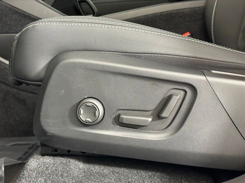Used 2023 Volvo XC40 Recharge Plus image 7