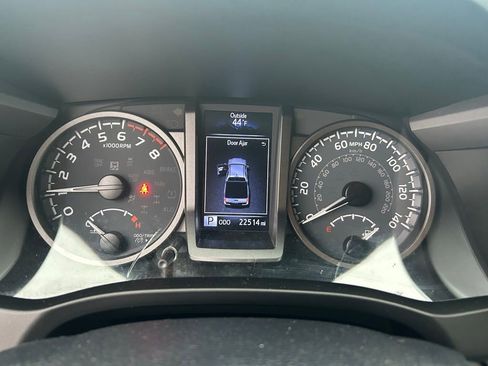 Used 2020 Toyota Tacoma TRD Off-Road w/ Technology Package AWD/4WD image 16