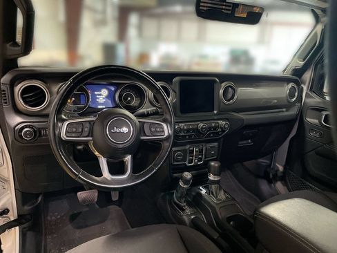 Used 2022 Jeep Gladiator Overland w/ Cold Weather Group AWD/4WD image 17