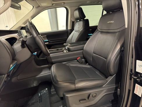 Used 2025 Ford Expedition Platinum image 11