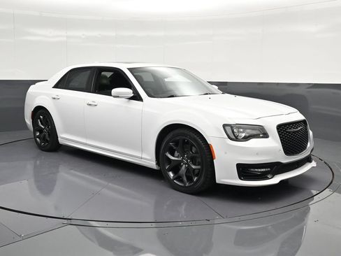 Used 2023 Chrysler 300 S w/ Comfort Group RWD image 5