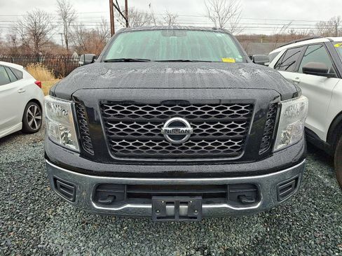 Used 2019 Nissan Titan SV image 3