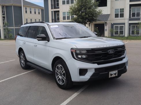 Certified 2025 Ford Expedition Active AWD/4WD image 2