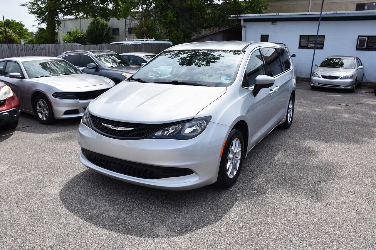 Used 2022 Chrysler Voyager LX FWD image 1