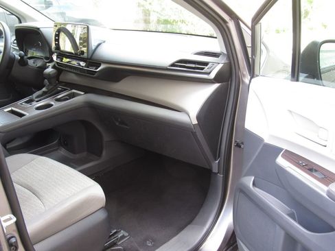 Used 2023 Toyota Sienna LE image 19