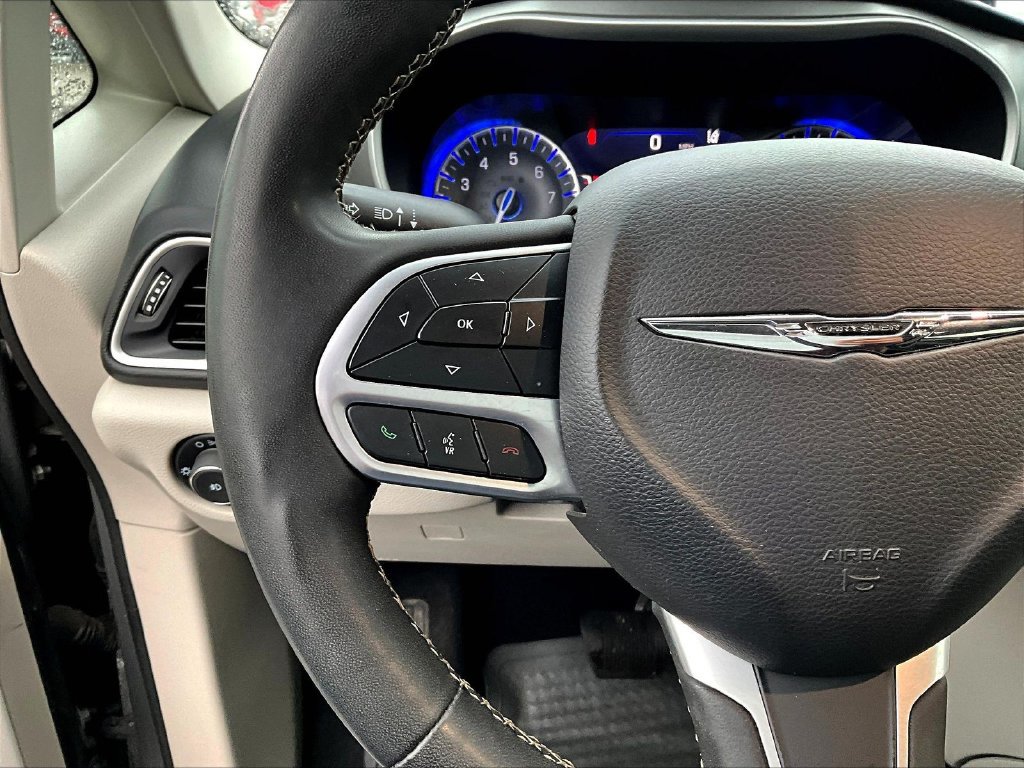 Used 2022 Chrysler Pacifica Touring-L FWD image 13