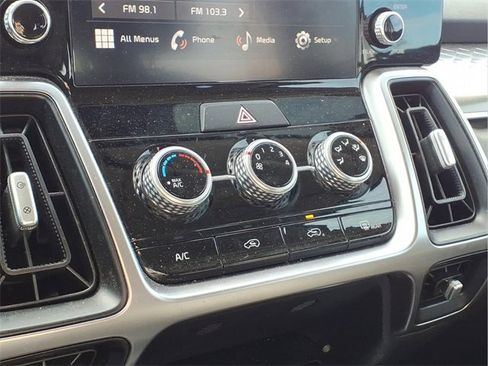 Used 2023 Kia Sorento LX image 9