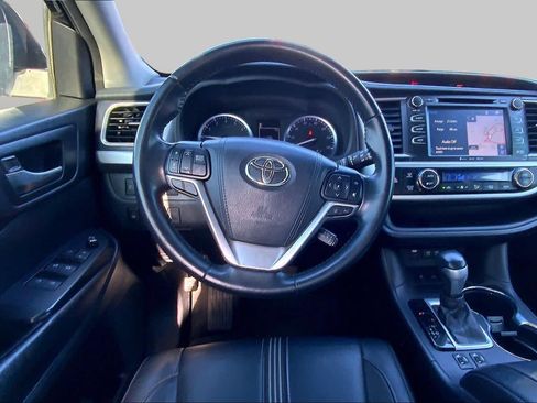 Used 2018 Toyota Highlander SE FWD image 6