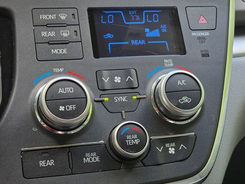 Used 2019 Toyota Sienna LE FWD image 34