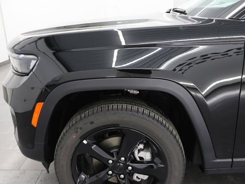 Used 2025 Jeep Grand Cherokee Limited w/ Luxury Tech Group II image 39