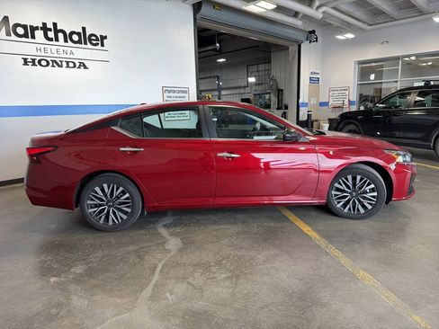 Used 2025 Nissan Altima 2.5 SV FWD image 4