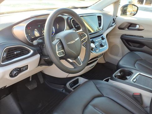 Used 2024 Chrysler Pacifica Select image 14