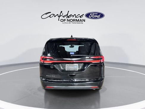 Used 2025 Chrysler Pacifica Select image 7