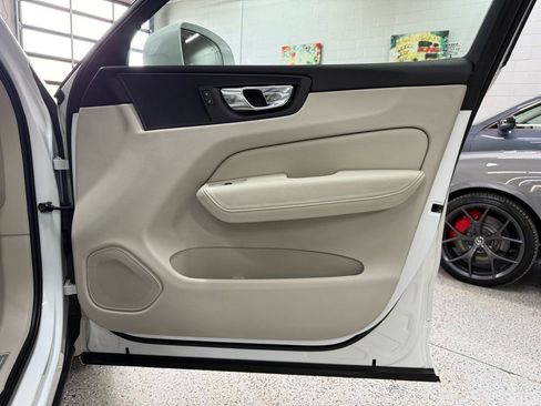 Used 2018 Volvo XC60 T6 Momentum w/ Advanced Package image 18