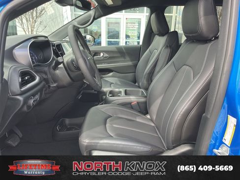 New 2026 Chrysler Pacifica Select image 3