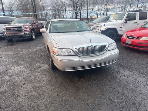 Used 2005 Lincoln Town Car Signature Limited image 8