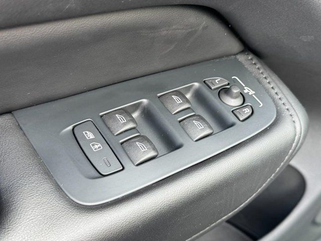 Used 2024 Volvo XC60 B5 Plus AWD/4WD image 24