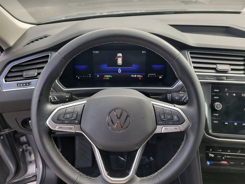 Used 2022 Volkswagen Tiguan SE w/ Panoramic Sunroof Package image 30