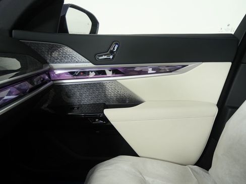 Used 2026 BMW 750e xDrive w/ Executive Package image 24