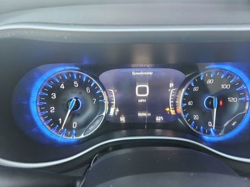 Used 2024 Chrysler Pacifica Touring-L image 14