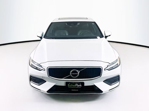 Used 2020 Volvo S60 T5 Momentum image 2