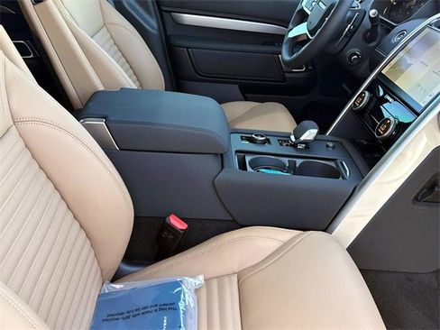 New 2025 Land Rover Discovery Dynamic SE image 8