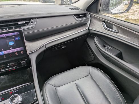 Used 2023 Jeep Grand Cherokee Limited AWD/4WD image 15