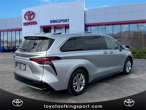 Used 2023 Toyota Sienna Platinum image 5
