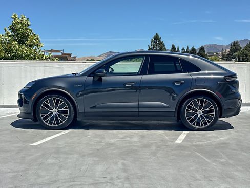 Certified 2025 Porsche Macan Electric RWD image 2