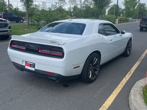 Used 2016 Dodge Challenger SRT w/ Technology Group RWD image 8