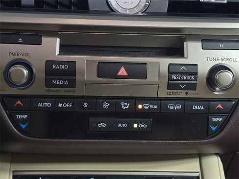 Used 2016 Lexus ES 300h image 19