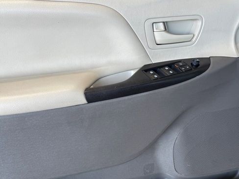 Used 2018 Toyota Sienna L image 15
