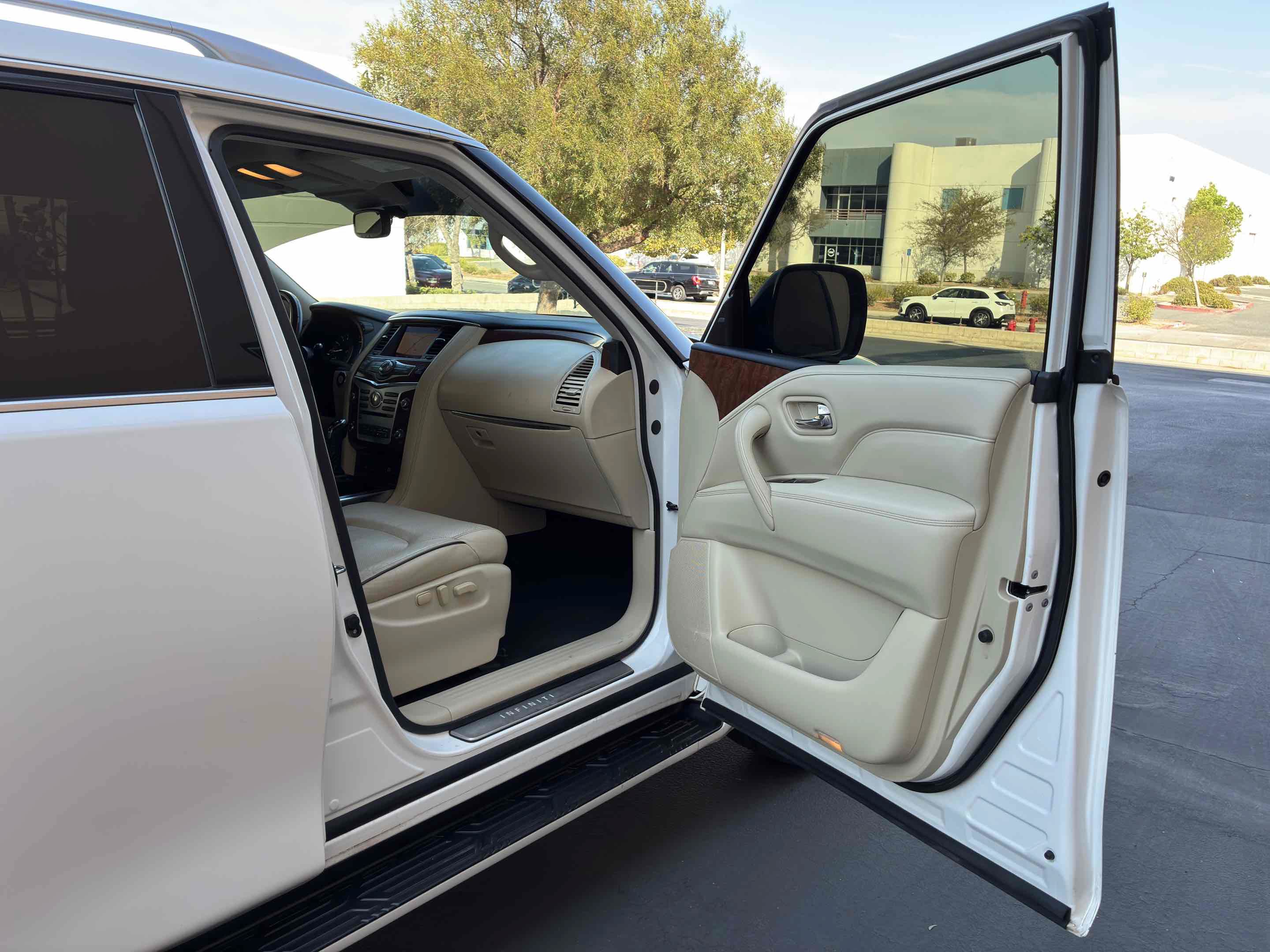 Used 2018 INFINITI QX80 4WD w/ Driver Assistance Package image 48