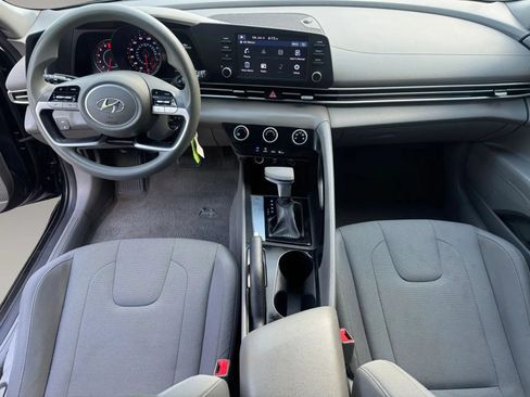 Used 2022 Hyundai Elantra SE FWD image 23